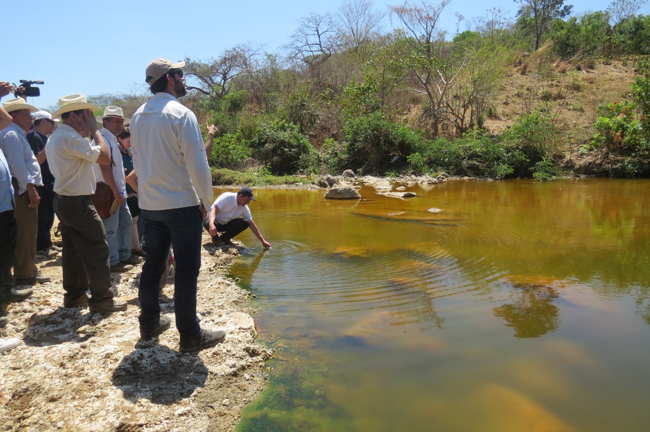 Río San Sebastián contaminado por desechos mineros en El Salvador, contaminado con drenaje ácido de minas foto cortesía de la Mesa Nacional Frente a la Minería Metálica